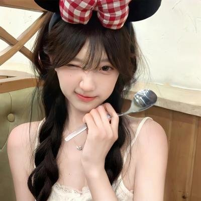 今朝春色倍还人